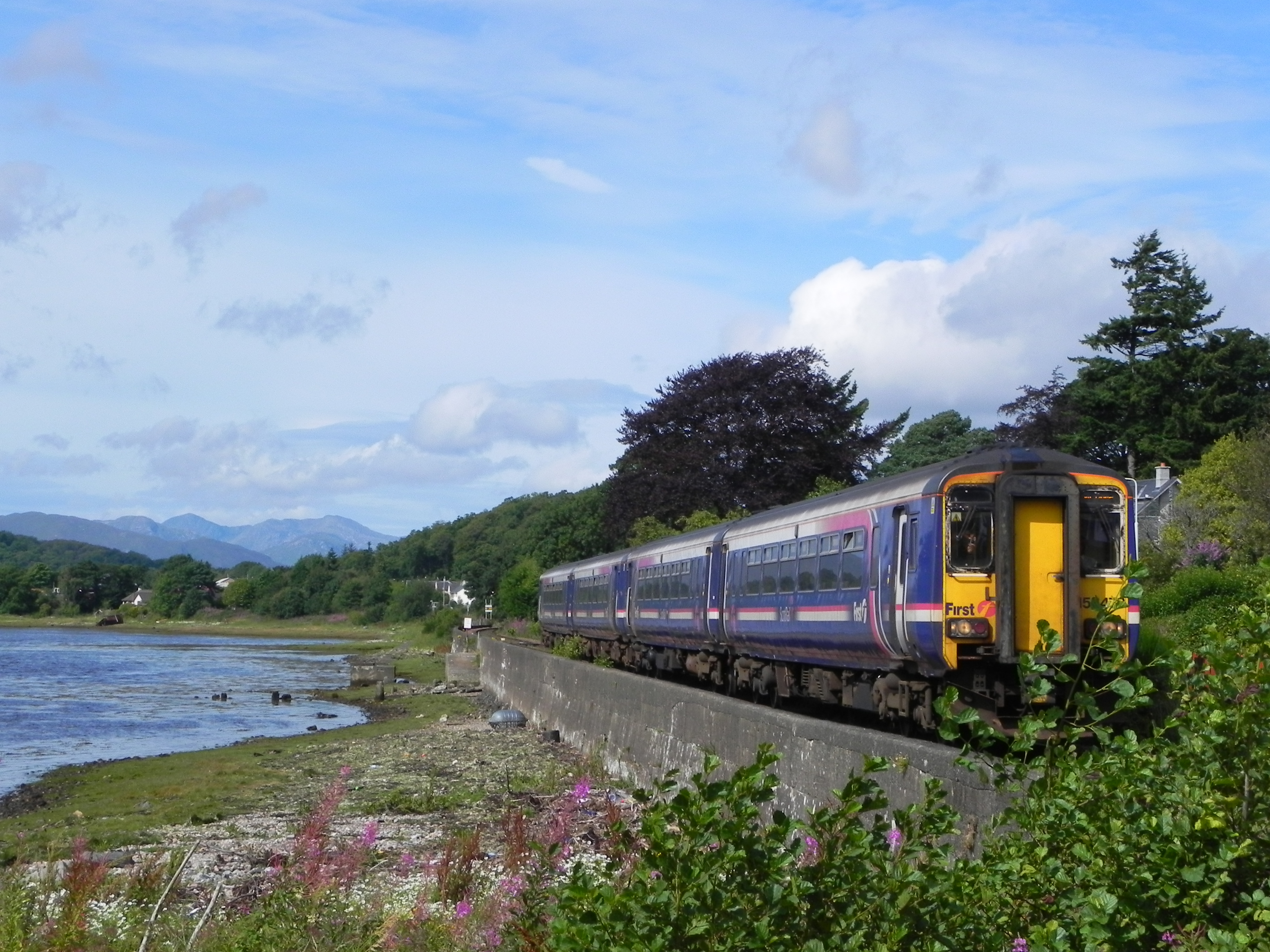 Zug von Mallig nach Glasgow bei Corpach